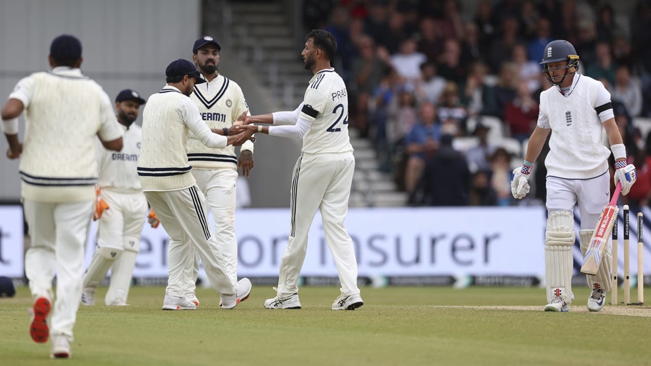 ഇംഗ്ലണ്ടിനെതിരായ രണ്ടാം ടെസ്റ്റിലെ ആദ്യ ഇന്നിങ്‌സില്‍ നിരാശജകനായ പ്രകടനമാണ് ഇന്ത്യന്‍ പേസര്‍ പ്രസിദ്ധ് കൃഷ്ണ പുറത്തെടുത്തത്. 13 ഓവര്‍ എറിഞ്ഞ താരത്തിന് വിക്കറ്റൊന്നും ലഭിച്ചില്ല (Image Credits: PTI)