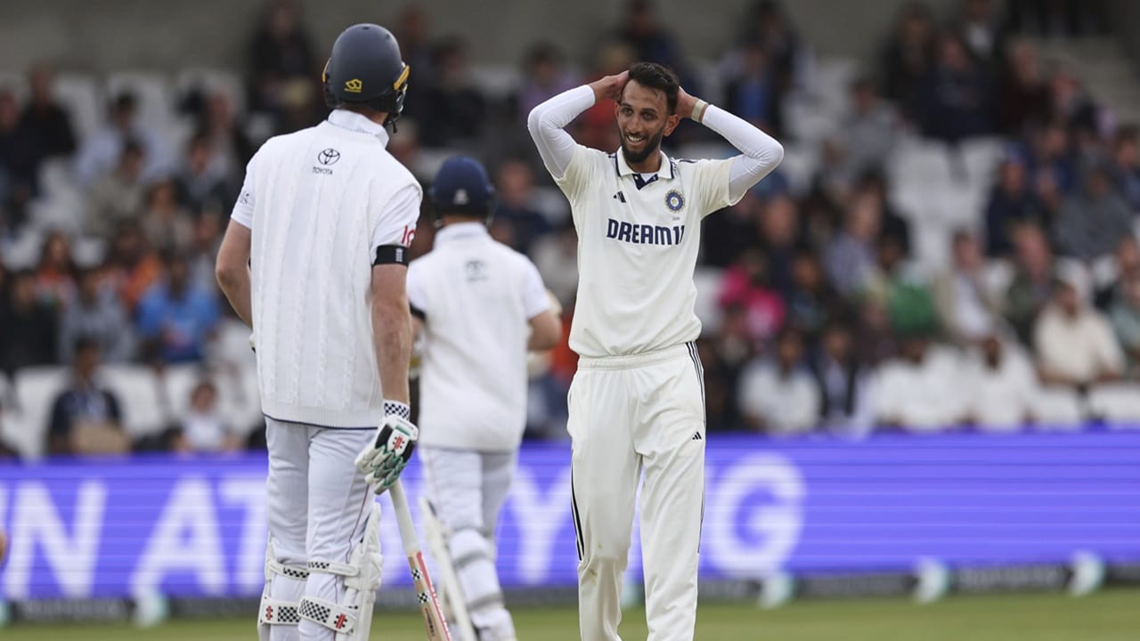 പ്രസിദ്ധ് കൃഷ്ണയാണ് മറ്റൊരു ഓപ്ഷന്‍. ആദ്യ ടെസ്റ്റില്‍ അഞ്ചു വിക്കറ്റുകള്‍ വീഴ്ത്തി. രണ്ടാം ടെസ്റ്റില്‍ ഒരു വിക്കറ്റ് മാത്രമേ വീഴ്ത്താന്‍ സാധിച്ചുള്ളൂ. റണ്‍സുകള്‍ ധാരാളം വിട്ടുകൊടുക്കുന്നതും പ്രസിദ്ധിന് വെല്ലുവിളിയാണ്.