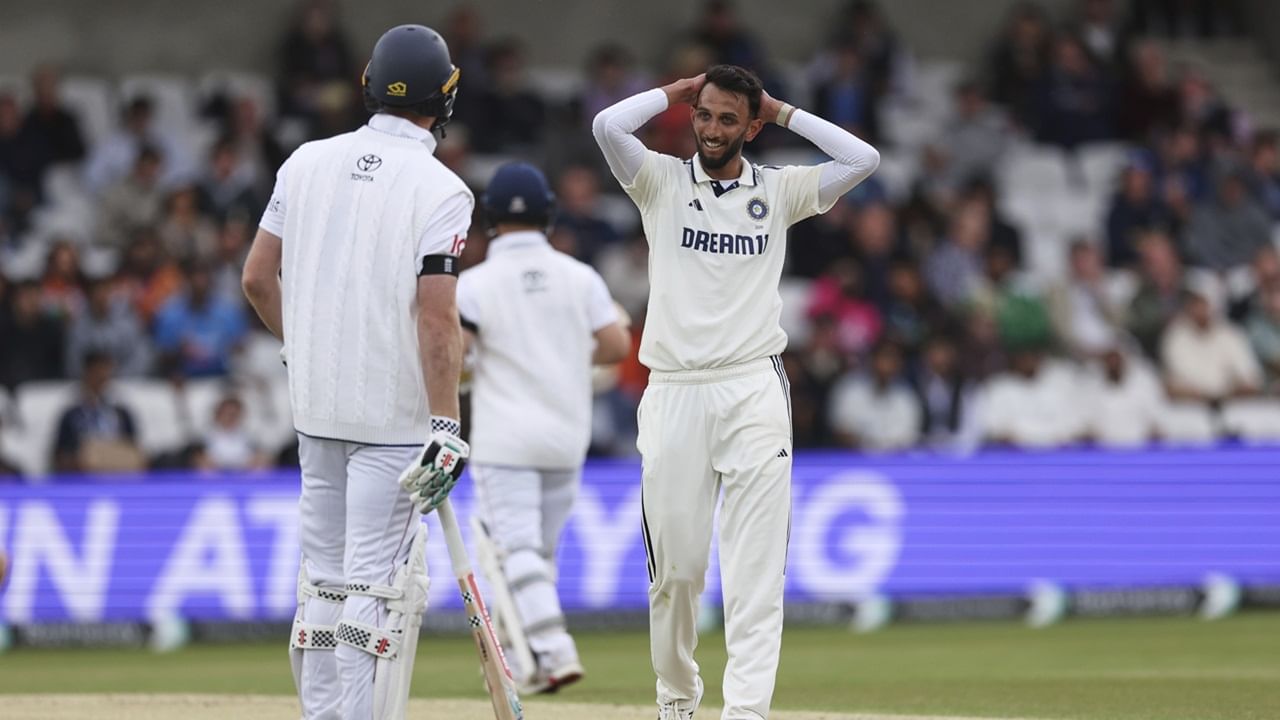 എന്നാല്‍ ആദ്യ ടെസ്റ്റില്‍ രണ്ട് ഇന്നിങ്‌സുകളിലുമായി താരം അഞ്ച് വിക്കറ്റുകള്‍ വീഴ്ത്തിയിരുന്നു. എന്നാല്‍ ആദ്യ ഇന്നിങ്‌സില്‍ 20 ഓവറില്‍ 128 റണ്‍സും, രണ്ടാം ഇന്നിങ്‌സില്‍ 15 ഓവറില്‍ 92 റണ്‍സും വഴങ്ങി.