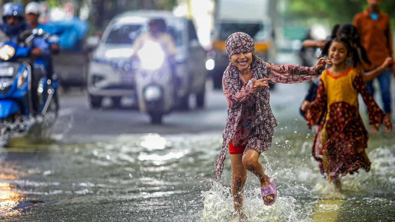 Kerala Rain Holiday: ശക്തമായ മഴയും കാറ്റും: ഇന്ന് രണ്ടിടത്ത് വിദ്യാഭ്യാസ സ്ഥാപനങ്ങൾക്ക് അവധി