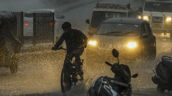 നാളെയും അവധി! സംസ്ഥാനത്ത് മഴ അതിശക്തം; ഈ ജില്ലകളിലെ സ്കൂളുകൾക്ക്