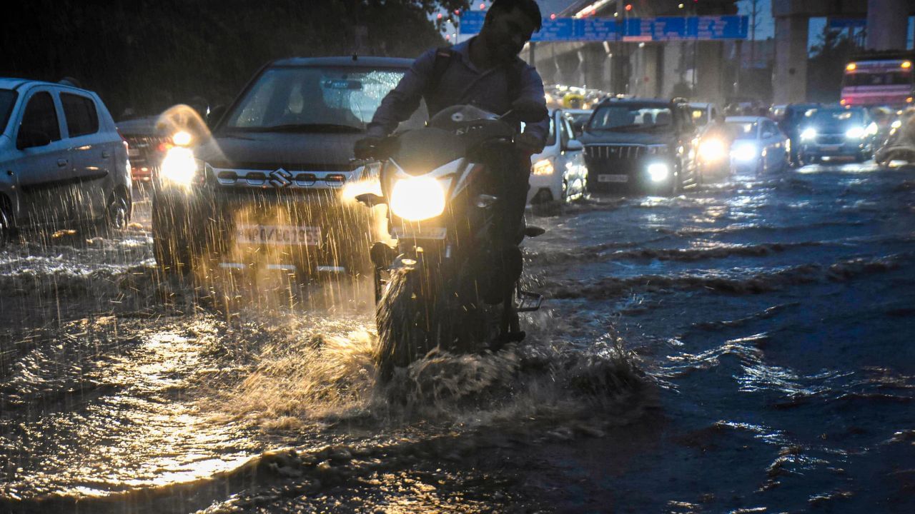 Kerala Rain Alert: സംസ്ഥാനത്ത് ഇന്നും മഴ തുടരും, 50 കിലോമീറ്റർ വരെ വേഗതയിൽ കാറ്റിനും സാദ്ധ്യത; ഈ രണ്ട് ജില്ലക്കാർക്ക് ജാഗ്രത