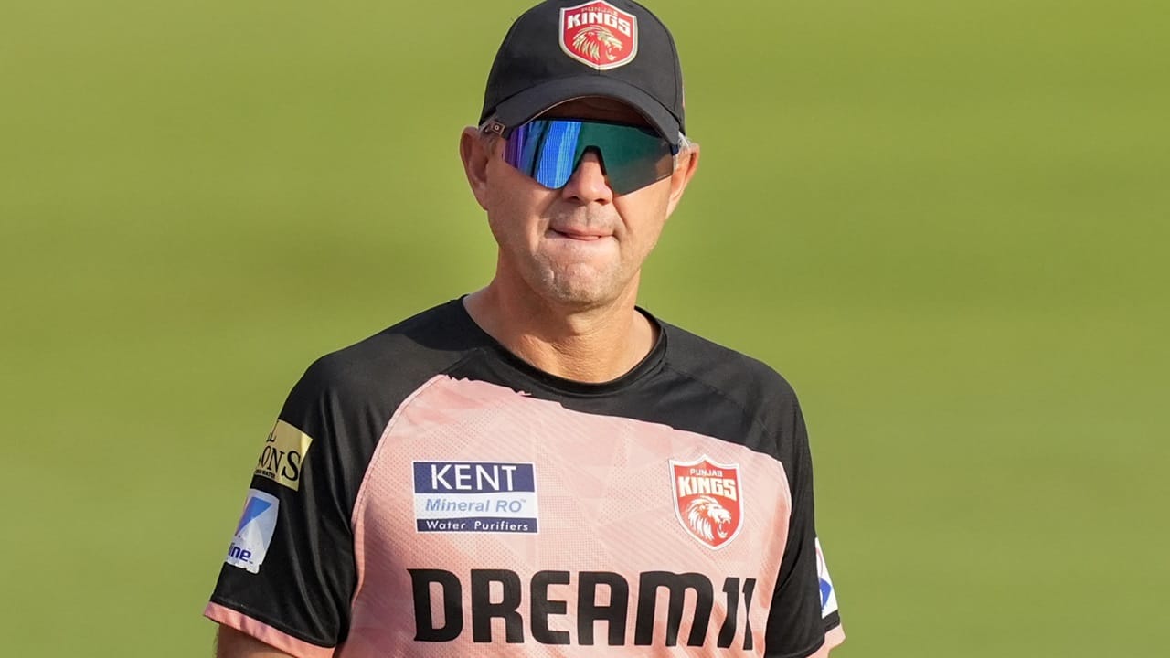 തുടര്‍ച്ചയായ അവസരങ്ങള്‍ ലഭിക്കുമെന്ന് ഉറപ്പുണ്ടെങ്കില്‍ യുവതാരങ്ങള്‍ക്ക് സമ്മര്‍ദ്ദമുണ്ടാകില്ലെന്നും പോണ്ടിങ് പറഞ്ഞു. ആദ്യ ടെസ്റ്റില്‍ അവസരം നല്‍കിയതിന് ശേഷം പിന്നീട് താരത്തെ ഒഴിവാക്കിയത് തന്നെ അത്ഭുതപ്പെടുത്തിയെന്നും സ്‌കൈ സ്‌പോര്‍ട്‌സിനോട് പോണ്ടിങ് പറഞ്ഞു (Image Credits: PTI)