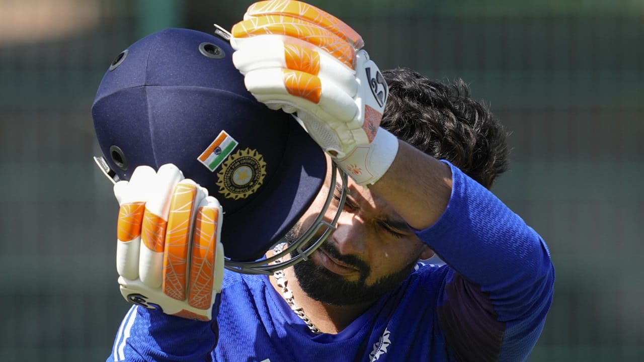 പരിക്കില്‍ നിന്ന് മുക്തനായ ഋഷഭ് പന്താണ് വിക്കറ്റ് കീപ്പര്‍. നേരത്തെ താരം സ്‌പെഷ്യലിസ്റ്റ് ബാറ്ററായാകും കളിക്കുന്നതെന്ന് അഭ്യൂഹമുണ്ടായിരുന്നു. ധ്രുവ് ജൂറല്‍ വിക്കറ്റ് കീപ്പറാകുമെന്ന് സൂചനയുണ്ടായിരുന്നു. ജസ്പ്രീത് ബുംറയ്ക്ക് വിശ്രമം അനുവദിച്ചില്ല (Image Credits: PTI)