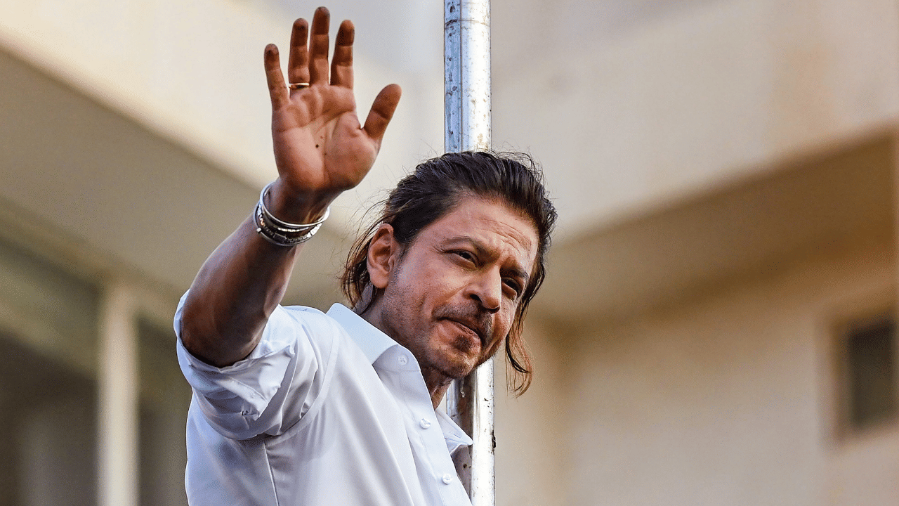 Shah Rukh Khan: സിനിമാ ചിത്രീകരണത്തിനിടെ ഷാരൂഖ് ഖാന് പരിക്ക്; ഒരു മാസം വിശ്രമം, കിംഗ് ഷൂട്ടിംഗ് നിർത്തിവെച്ചു Shah Rukh Khan: സിനിമാ ചിത്രീകരണത്തിനിടെ ഷാരൂഖ് ഖാന് പരിക്ക്; ഒരു മാസം വിശ്രമം, കിംഗ് ഷൂട്ടിംഗ് നിർത്തിവെച്ചു