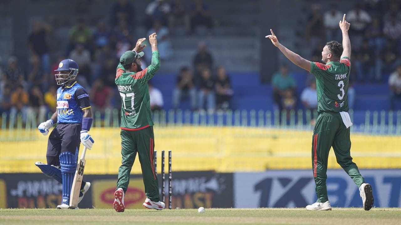 മറുപടി ബാറ്റിങില്‍ 29 റണ്‍സിന് ബംഗ്ലാദേശിന് ആദ്യ വിക്കറ്റ് നഷ്ടമായി. ടീം സ്‌കോര്‍ 100 റണ്‍സിലെത്തിയപ്പോഴാണ് രണ്ടാം വിക്കറ്റ് നഷ്ടമായത്. പിന്നെയായിരുന്നു തകര്‍ച്ച.