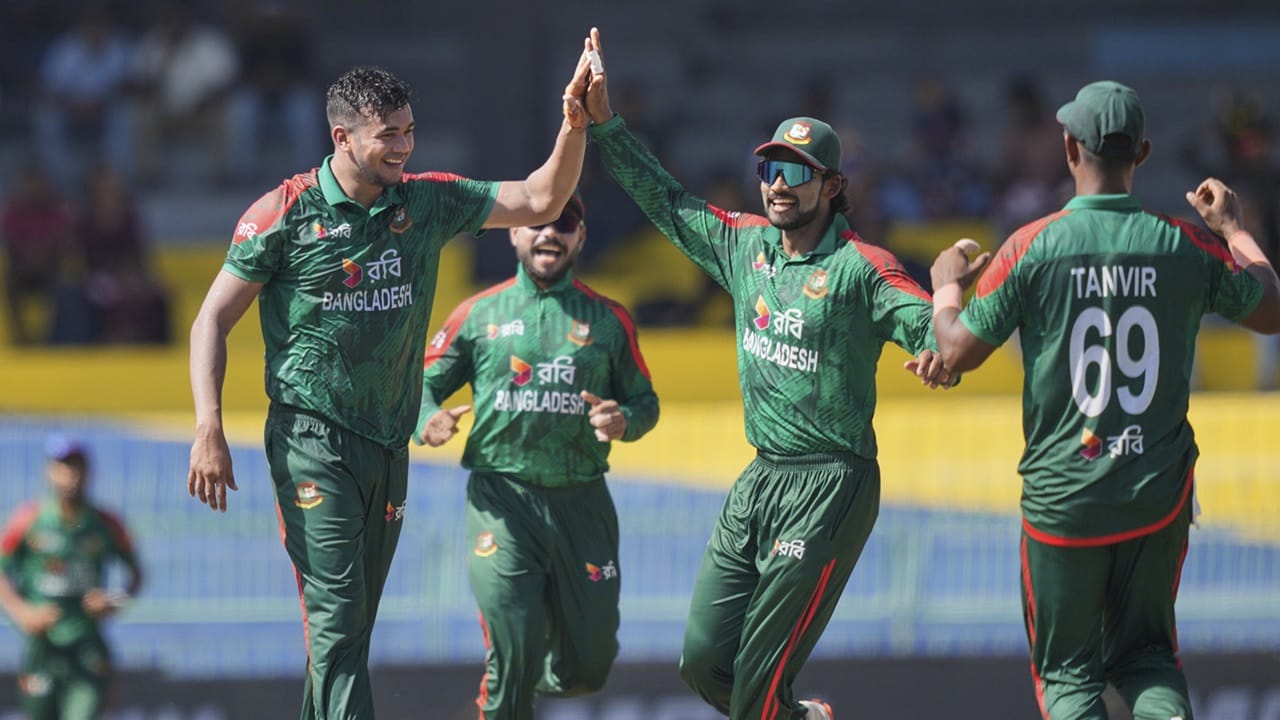 101ന് മൂന്നാം വിക്കറ്റ് പോയി. 102 എത്തിയപ്പോഴേക്കും നാലാം വിക്കറ്റ്. 103ല്‍ അഞ്ചാം വിക്കറ്റ്. അതേ റണ്‍സില്‍ തന്നെ ആറാം വിക്കറ്റ്. 104ല്‍ ഏഴാം വിക്കറ്റ്. 105ല്‍ എട്ടാം വിക്കറ്റ്. 