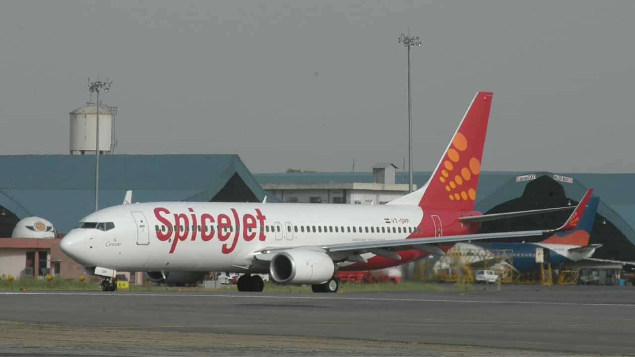 SpiceJet Flight Chaos: ടേക്ക് ഓഫ് ചെയ്യാൻ നിമിഷങ്ങൾ മാത്രം ബാക്കി; കോക്ക്പിറ്റിലേക്ക് അതിക്രമിച്ച് കയറാൻ ശ്രമിച്ച് രണ്ട് പേർ, വിമാനം വൈകിയത് 6 മണിക്കൂർ
