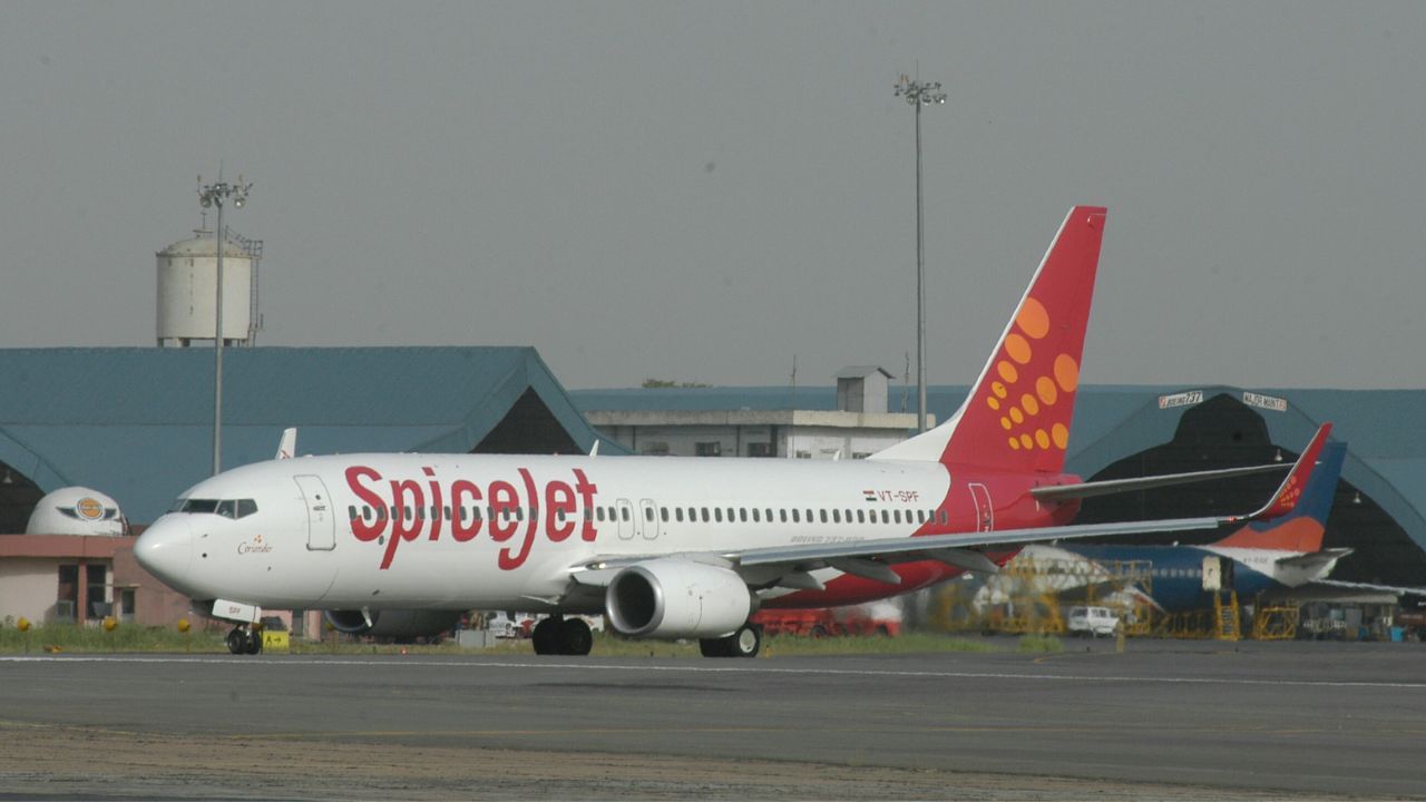 SpiceJet Flight Chaos: ടേക്ക് ഓഫ് ചെയ്യാൻ നിമിഷങ്ങൾ മാത്രം ബാക്കി; കോക്ക്പിറ്റിലേക്ക് അതിക്രമിച്ച് കയറാൻ ശ്രമിച്ച് രണ്ട് പേർ, വിമാനം വൈകിയത് 6 മണിക്കൂർ