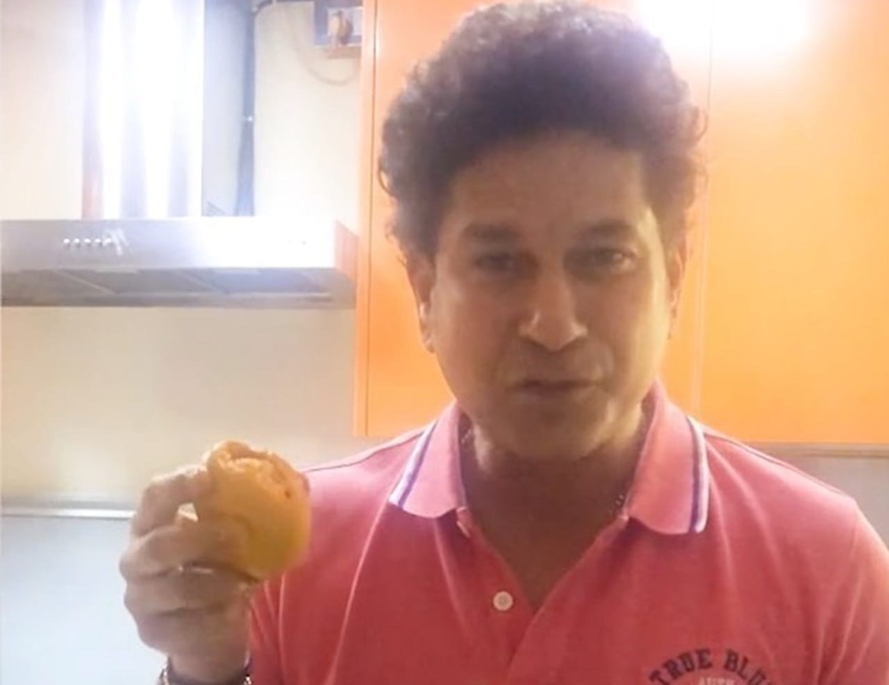 മനോഹരമായ രീതിയിലാണ് വീട് നിര്‍മിച്ചിരിക്കുന്നത്. മനോഹരമായ പൂന്തോട്ടവും തയ്യാറാക്കിയിട്ടുണ്ട്. ഈന്തപ്പനകളും, പുല്‍ത്തകിടികളും മാറ്റ് കൂട്ടുന്നു. ആധുനിക ഡിസൈനുകളോട് കിടപിടിക്കുന്ന തരത്തിലാണ് രൂപകല്‍പന. ടര്‍ക്കിഷ് പരവതാനികളാണ് ഇവിടെയുള്ളതെന്നാണ് റിപ്പോര്‍ട്ട് (Image Credits: instagram.com/sachintendulkar)