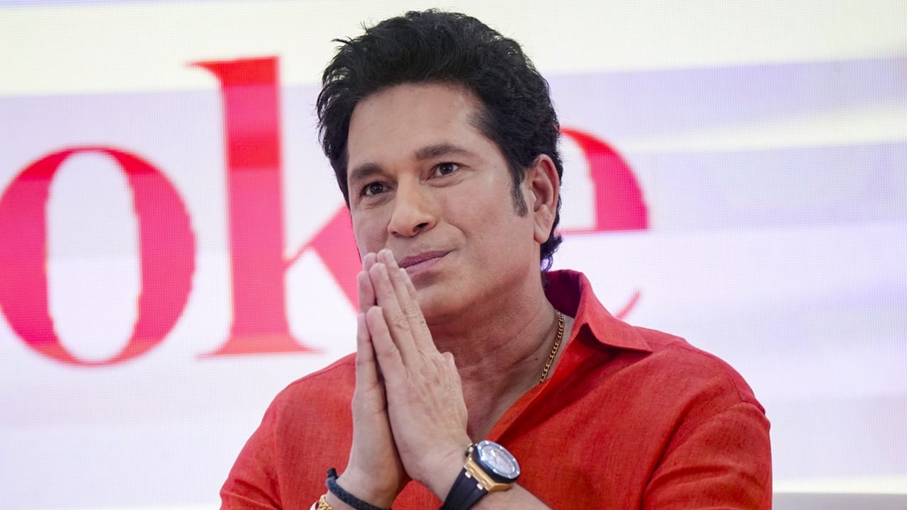 ഈന്തപ്പനകളും, സസ്യലതാദികളുമൊക്കെയുള്ള ടെറസാണ് മറ്റൊരു പ്രത്യേകത. ഇവിടെയാണ് സച്ചിന് യോഗ ചെയ്യുന്നതത്രേ. കിച്ചണിന്റെ പ്രത്യേകതയാണ് മറ്റൊരു സവിശേഷത. ഓറഞ്ച് കാബിനറ്റുകളാണ് സച്ചിന്റെ കിച്ചണിലെന്നാണ് റിപ്പോര്ട്ടുകള്. അത്യാഡംബര സംവിധാനങ്ങളാണ് ബാത്ത്റൂമിലും ഒരുക്കിയിരിക്കുന്നത് (Image Credits: PTI)