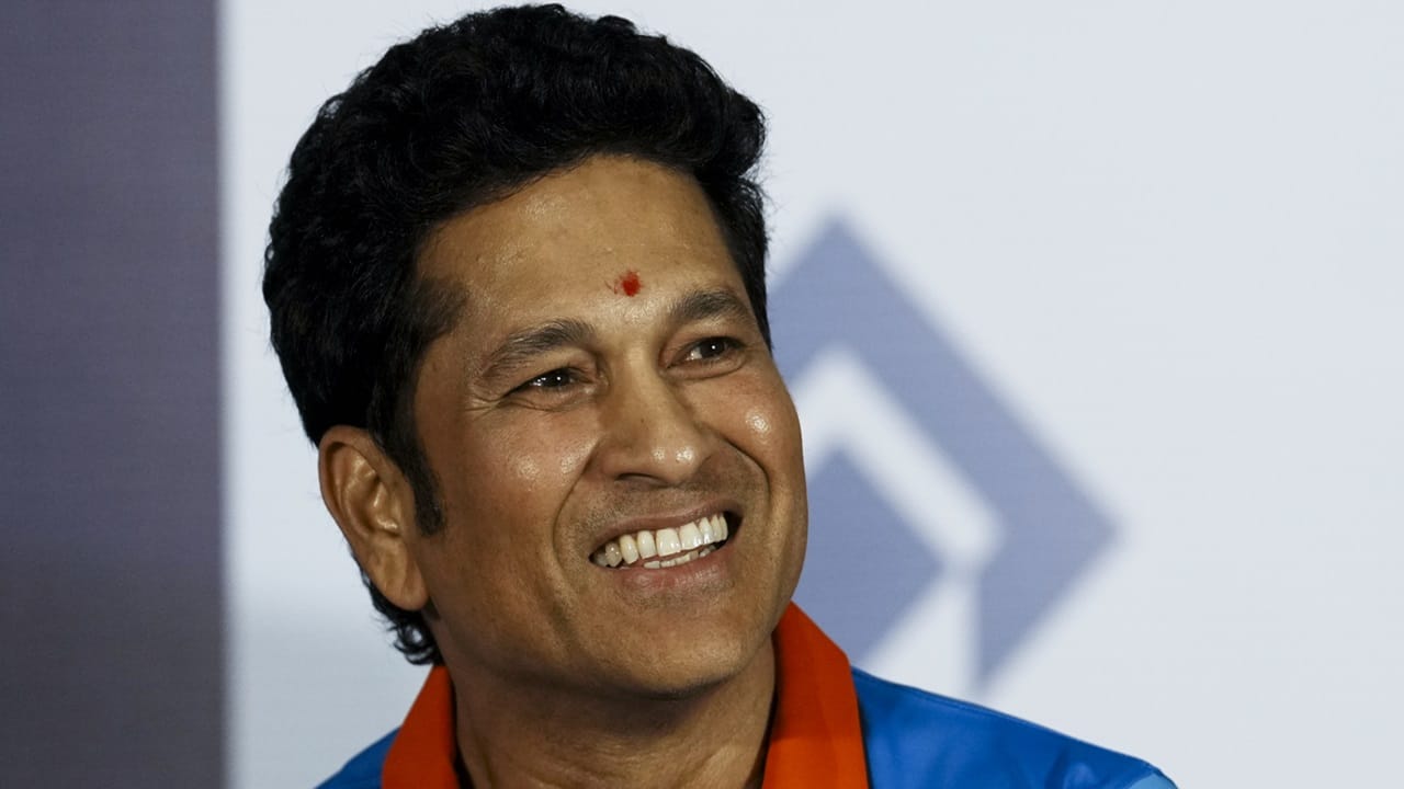 വീട്ടുവിശേഷം പോലെ സച്ചിന്റെ വാഹനവിശേഷവും പ്രസിദ്ധമാണ്. മാരുതി 800 മുതലുള്ള വാഹനങ്ങള്‍ അവിടെയുണ്ട്. ബിഎംഡബ്ല്യുവിന്റെ തന്റെ പലതരം മോഡലുകള്‍ സച്ചിന്റെ ഗാരേജിലുണ്ട്. ഗിറാര്‍ഡ്, പെരെഗാക്‌സ്, ഓഡെമര്‍സ് പിഗ്വെറ്റ്, റോളക്‌സ് തുടങ്ങി ആഡംബര വാച്ചുകളും സച്ചിന്റെ ശേഖരത്തില്‍ ഉള്‍പ്പെടുന്നു (Image Credits: PTI)