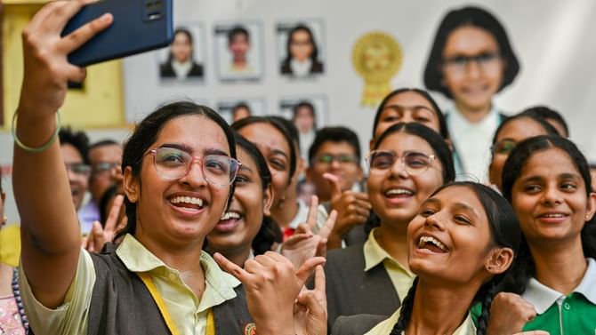 സ്‌കൂൾ സമയ മാറ്റം തുടരും; തീരുമാനം മത സംഘടനയുമായുള്ള ചർച്ചയ്ക്ക്
