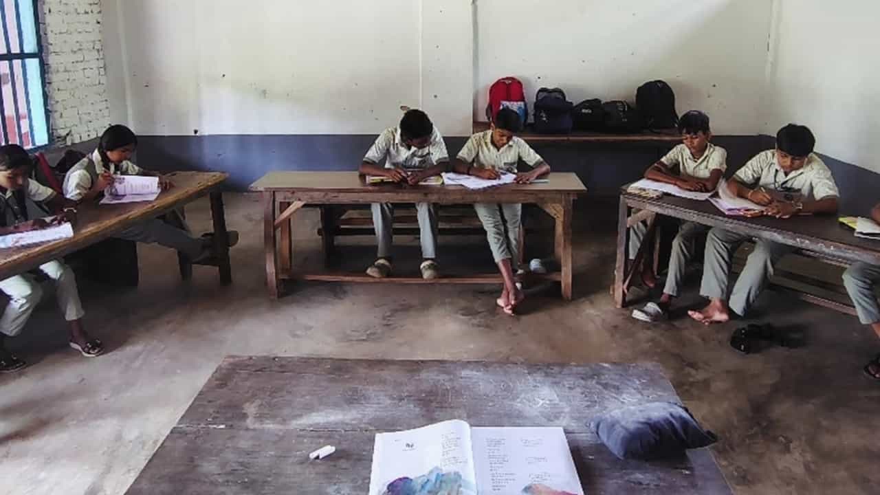 School Backbenchers: ഒരു സിനിമ സൃഷ്ടിച്ച വിപ്ലവം, ബാക്ക്ബെഞ്ച് സമ്പ്രദായം ഉപേക്ഷിച്ച് സ്കൂളുകള്; സോഷ്യല് മീഡിയയില് രണ്ട് അഭിപ്രായം School Backbenchers: ഒരു സിനിമ സൃഷ്ടിച്ച വിപ്ലവം, ബാക്ക്ബെഞ്ച് സമ്പ്രദായം ഉപേക്ഷിച്ച് സ്കൂളുകള്; സോഷ്യല് മീഡിയയില് രണ്ട് അഭിപ്രായം