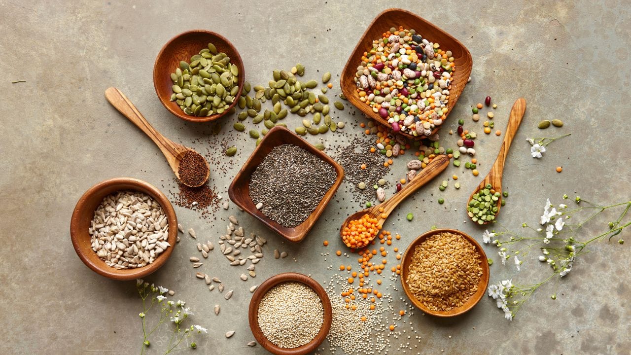 നട്‌സും സീഡ്‌സും മുടിയെ ആരോഗ്യത്തോടെ കാത്തുസൂക്ഷിക്കുന്നതിന് ആവശ്യമായ ജലാംശം നല്‍കുന്നു. കോശങ്ങളുടെ ഉത്പാദനത്തിന് സഹായിക്കുന്ന സിങ്ക് ഇവയിലുണ്ട്. ബദാം, വാള്‍നട്‌സ്, മത്തങ്ങ വിത്ത്, ഫ്‌ളാക്‌സ് സീഡ് തുടങ്ങിയവ കഴിക്കാവുന്നതാണ്. 

