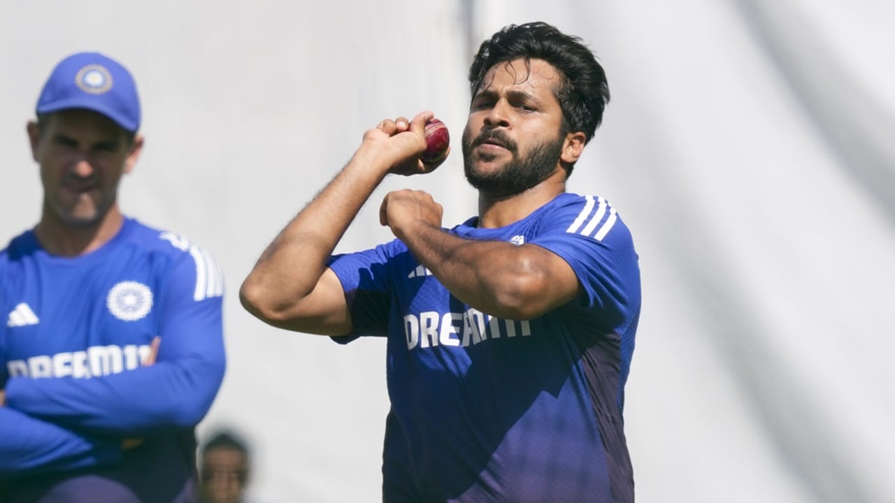 പരിക്കേറ്റ ആകാശ് ദീപ്, നിതീഷ് കുമാര്‍ റെഡ്ഡി, അര്‍ഷ്ദീപ് സിങ് എന്നിവര്‍ ടീമിലില്ല. നിതീഷ് കുമാര്‍ റെഡ്ഡിക്ക് പകരം ശാര്‍ദ്ദുല്‍ താക്കൂര്‍ ടീമിലെത്തി (Image Credits: PTI)