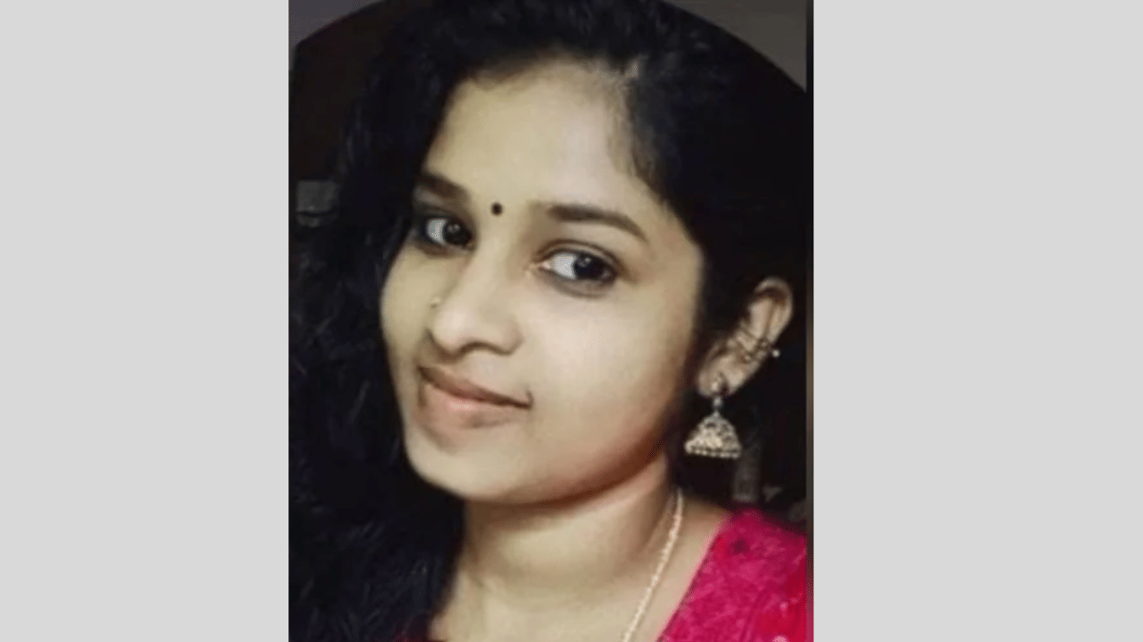 Kozhikode Marad Shimna Death: ഷിംനയെ ഭർത്താവ് നിരന്തരം മർദിച്ചിരുന്നു, മുമ്പും ജീവനൊടുക്കാൻ ശ്രമിച്ചിട്ടുണ്ട്; ആരോപണങ്ങളുമായി കുടുംബം Kozhikode Marad Shimna Death: ഷിംനയെ ഭർത്താവ് നിരന്തരം മർദിച്ചിരുന്നു, മുമ്പും ജീവനൊടുക്കാൻ ശ്രമിച്ചിട്ടുണ്ട്; ആരോപണങ്ങളുമായി കുടുംബം