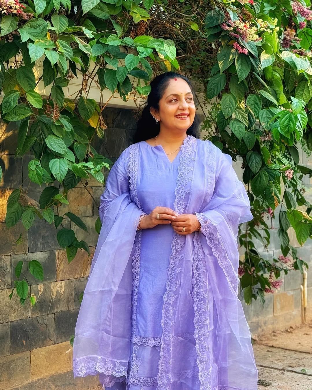 ഓസിയുടെ കല്യം സെപ്റ്റംബറിലായിരുന്നു ജൂലൈയില്‍ അവള്‍ പ്രസവിച്ചു. രണ്ടും ഒരുപോലെയാണ്. ഇപ്പോള്‍ വീട്ടിലെ എല്ലാ കാര്യങ്ങളും ഓമിയെ ചുറ്റിപ്പറ്റിയാണ് നടക്കുന്നതെന്നും സിന്ധു വീഡിയോയില്‍ പറഞ്ഞു.