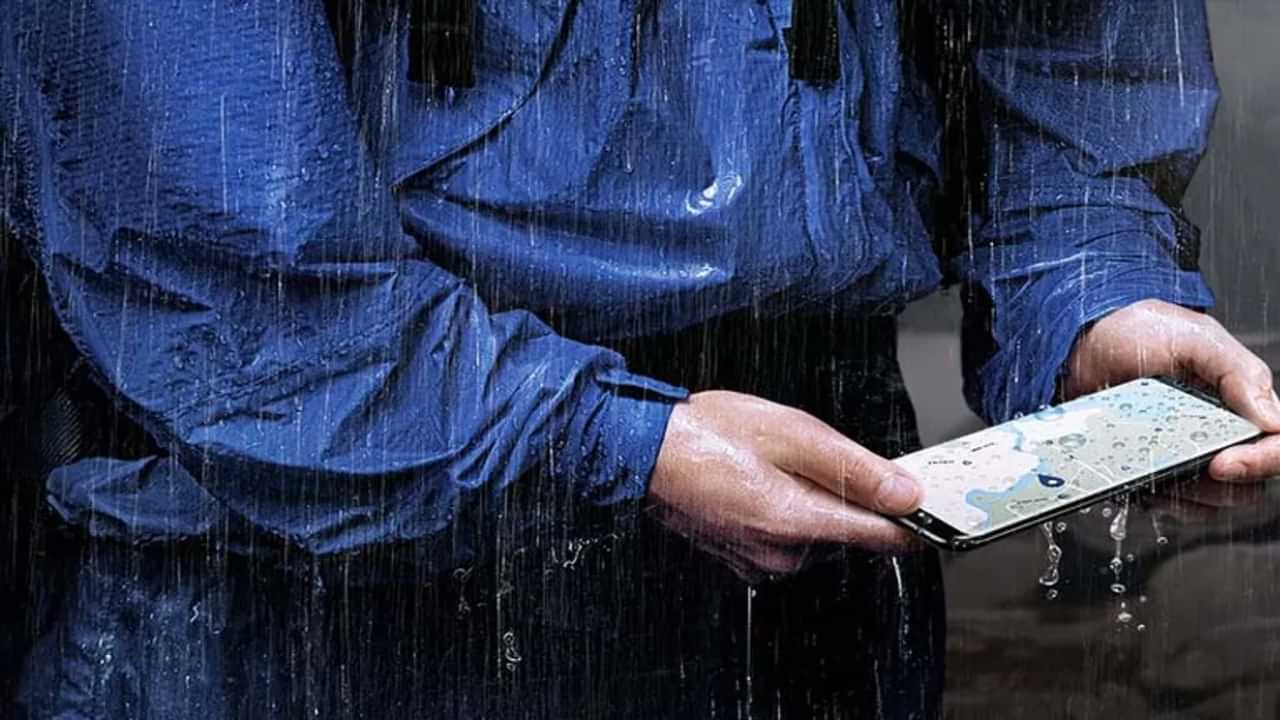 Smartphone Using Tips: മഴയത്ത് ഫോൺ ചൂടാകാറുണ്ടോ? വെള്ളം വീണാൽ അപകടമാണ്