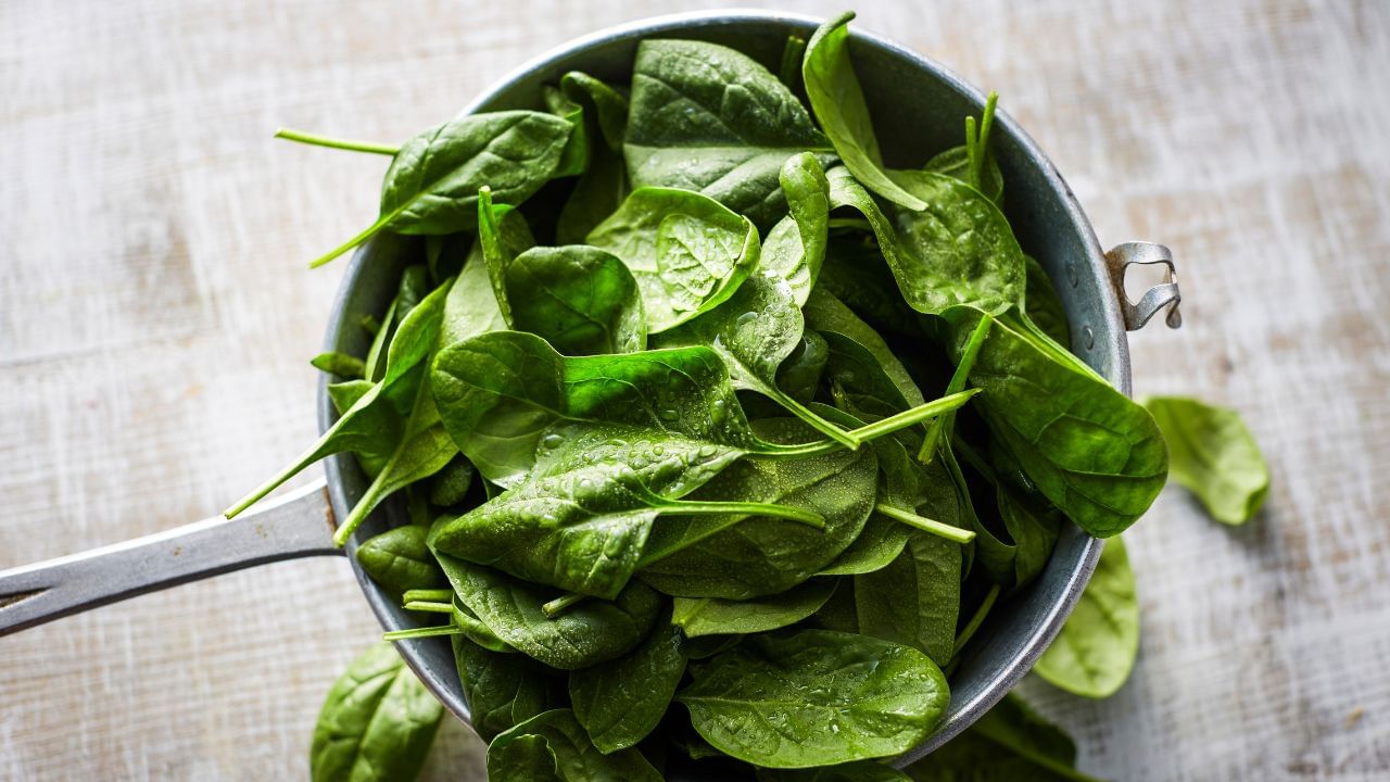 വയറിലെ കൊഴുപ്പ് അഥവ വിസറല്‍ ഫാറ്റ് കുറയ്ക്കാന്‍ സഹായിക്കുന്ന പച്ചക്കറിയെന്നാണ് ചീരയെ ഡയറ്റീഷ്യന്മാര്‍ വിശേഷിപ്പിക്കുന്നത്. അവയില്‍ ധാരാളം കരാറ്റനോയ്ഡ് അടങ്ങിയിരിക്കുന്നു. ല്യൂട്ടീന്‍, സീയാന്തിനിന്‍ തുടങ്ങിയ കൊഴുപ്പ് കുറയ്ക്കുന്നതിനും വീക്കം ഇല്ലാതാക്കുന്നതിനും സഹായിക്കും.