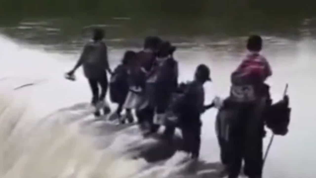 Viral Video: പാലമില്ല; കുട്ടികൾ സ്കൂളിലെത്തുന്നത് കുത്തൊഴുക്കുള്ള പുഴ കടന്ന്: വിഡിയോ വൈറൽ