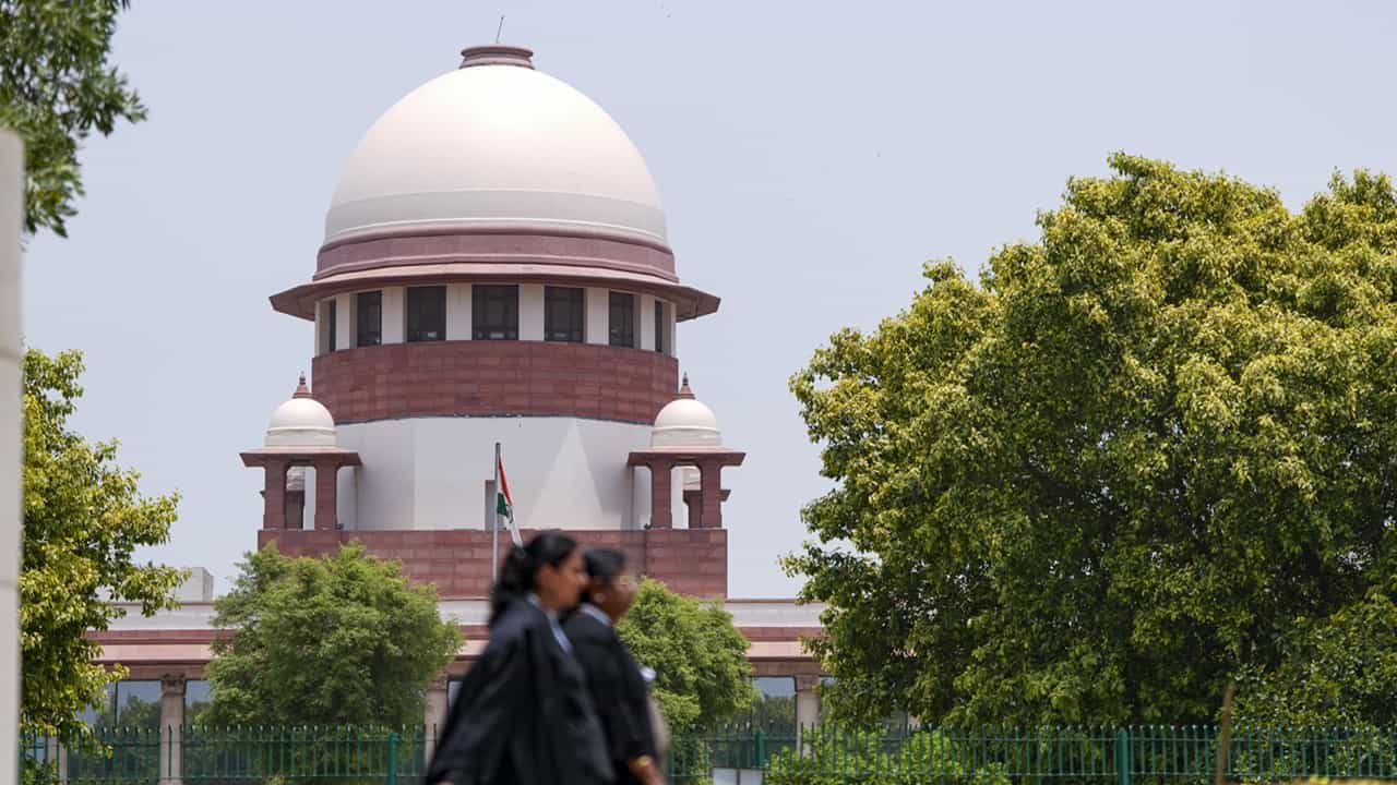 KEAM 2025: സംസ്ഥാന സര്ക്കാര് ഹര്ജി നല്കുന്നുണ്ടോയെന്ന് സുപ്രീംകോടതി, കേരള സിലബസുകാരുടെ ഹര്ജി നാളെ പരിഗണിക്കും KEAM 2025: സംസ്ഥാന സര്ക്കാര് ഹര്ജി നല്കുന്നുണ്ടോയെന്ന് സുപ്രീംകോടതി, കേരള സിലബസുകാരുടെ ഹര്ജി നാളെ പരിഗണിക്കും