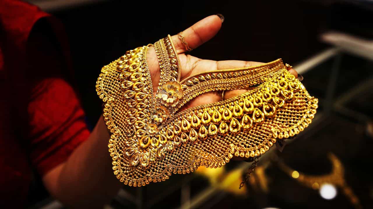 Kerala Gold Price Today: ആഭരണപ്രിയർക്ക് ആശ്വാസം! സ്വർണ വില ഇന്നും കുറഞ്ഞു; നിരക്ക് അറിയാം