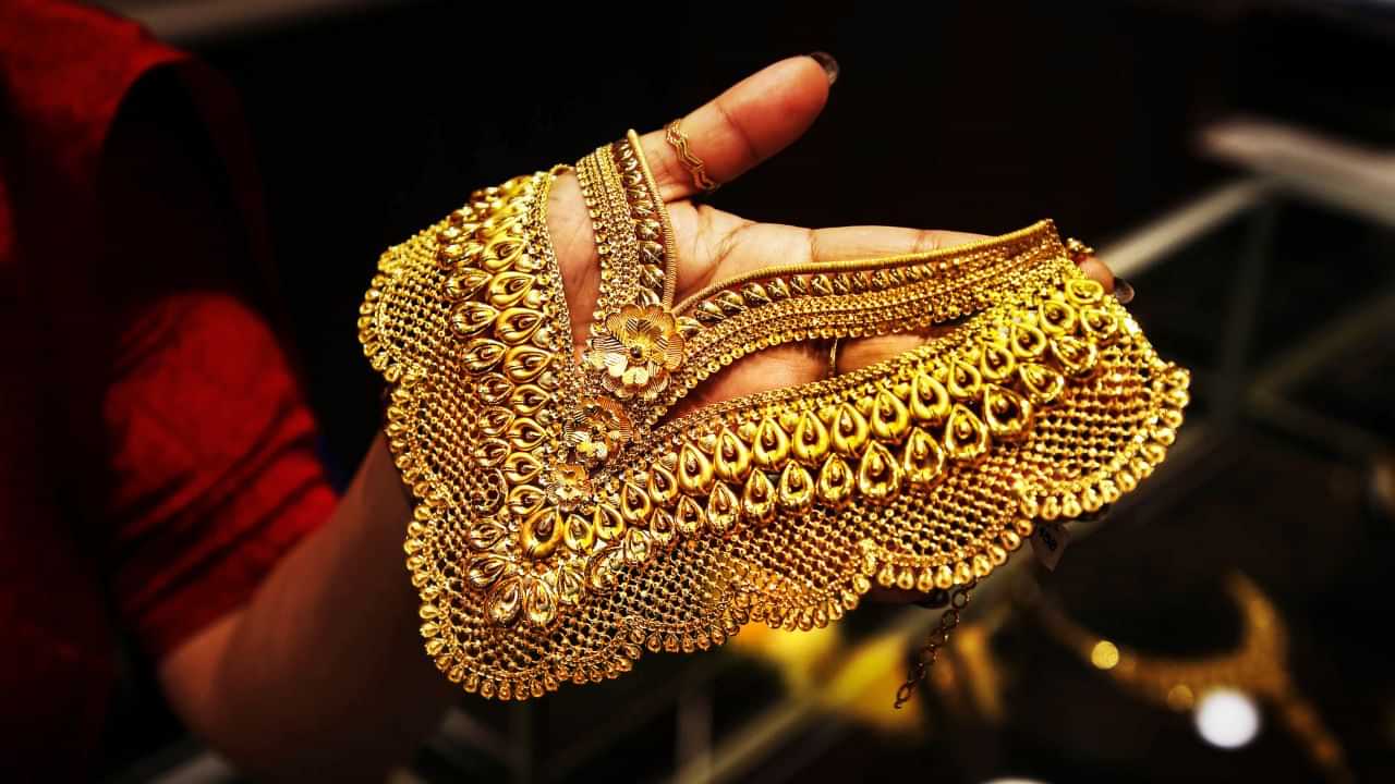 Gold Rate Today: ആശ്വസിക്കാനായില്ല! സ്വർണവിലയിൽ നേരിയ ഇടിവ്; ഇന്നത്തെ നിരക്ക് ഇതാ