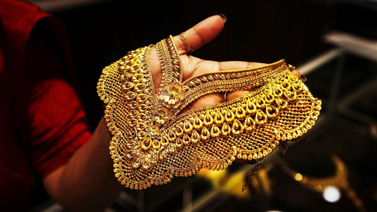 Gold Rate Today: ആശ്വസിക്കാനായില്ല! സ്വർണവിലയിൽ നേരിയ ഇടിവ്; ഇന്നത്തെ നിരക്ക് ഇതാ