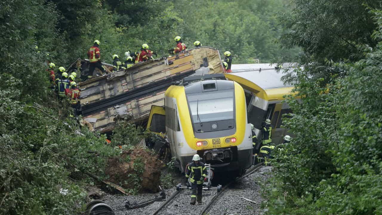 Train Derail In Germany: ജർമനിയിൽ ട്രെയിൻ പാളം തെറ്റി നാല് മരണം; തലകീഴായി മറിഞ്ഞ ബോഗിയിൽ നൂറിലേറെ യാത്രക്കാർ