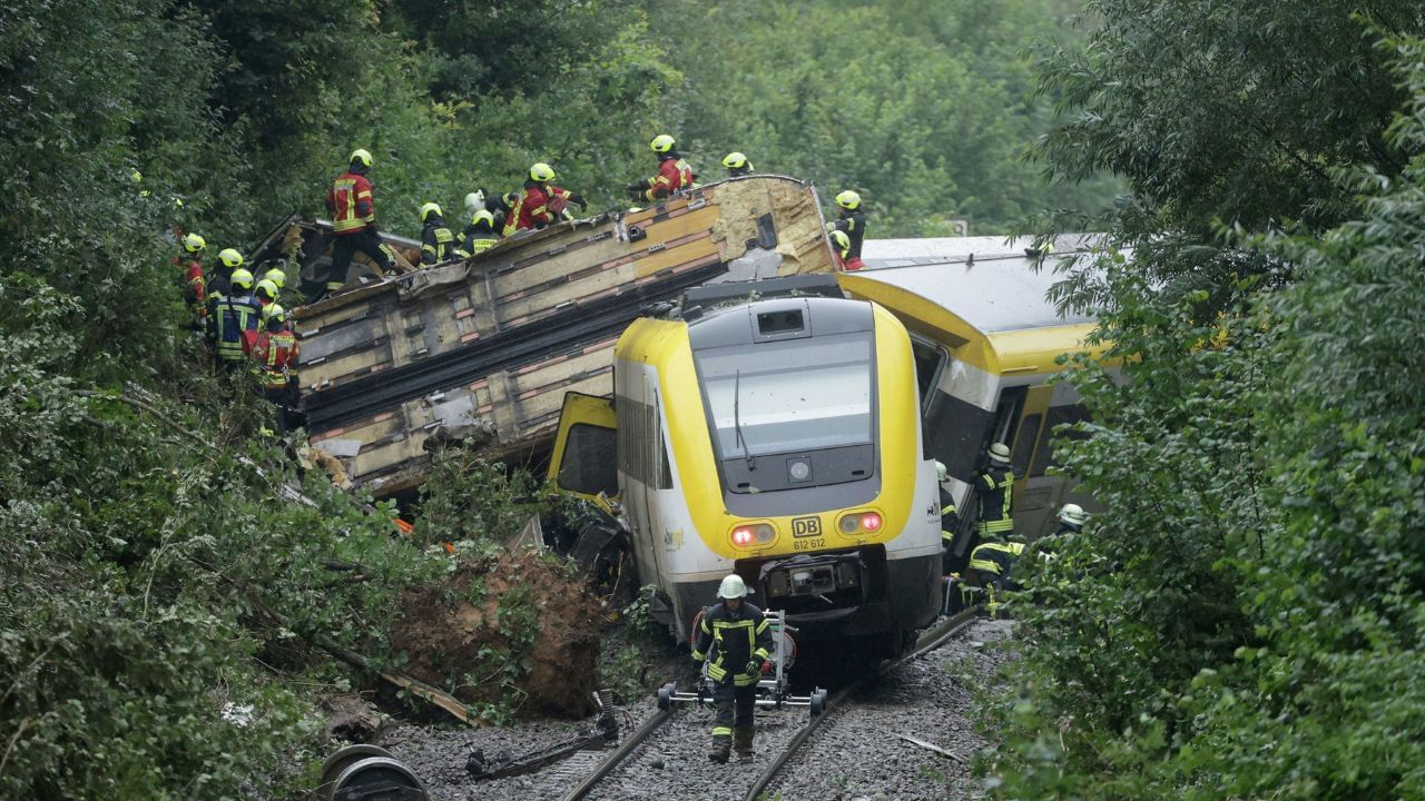 Train Derail In Germany: ജർമനിയിൽ ട്രെയിൻ പാളം തെറ്റി നാല് മരണം; തലകീഴായി മറിഞ്ഞ ബോഗിയിൽ നൂറിലേറെ യാത്രക്കാർ