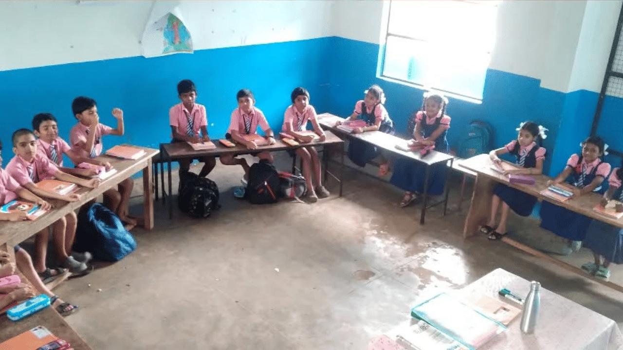 U-Shaped Seating in Classrooms: കയ്യടിക്കായി മലയാള സിനിമ കോപ്പിയടിക്കരുത്; ബാക്ക് ബെഞ്ച് പരിഷ്കാരത്തിൽ എതിര്പ്പുമായി എഐഎഡിഎംകെ U-Shaped Seating in Classrooms: കയ്യടിക്കായി മലയാള സിനിമ കോപ്പിയടിക്കരുത്; ബാക്ക് ബെഞ്ച് പരിഷ്കാരത്തിൽ എതിര്പ്പുമായി എഐഎഡിഎംകെ