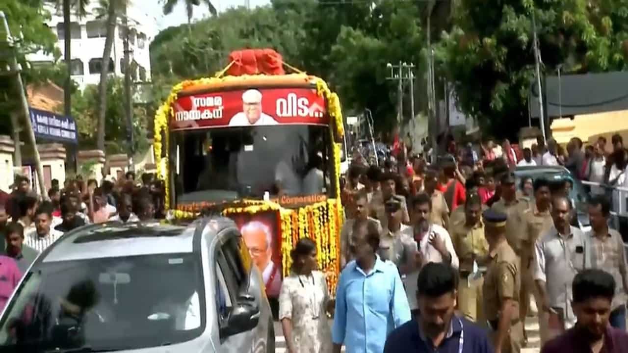 V S Achuthanandan: അനന്തപുരിയിലേക്ക് ഇനി വിഎസ് ഇല്ല; തലസ്ഥാനത്തോട് വിടചൊല്ലി പ്രിയസഖാവ്‌; വിലാപയാത്ര ആലപ്പുഴയിലേക്ക്‌