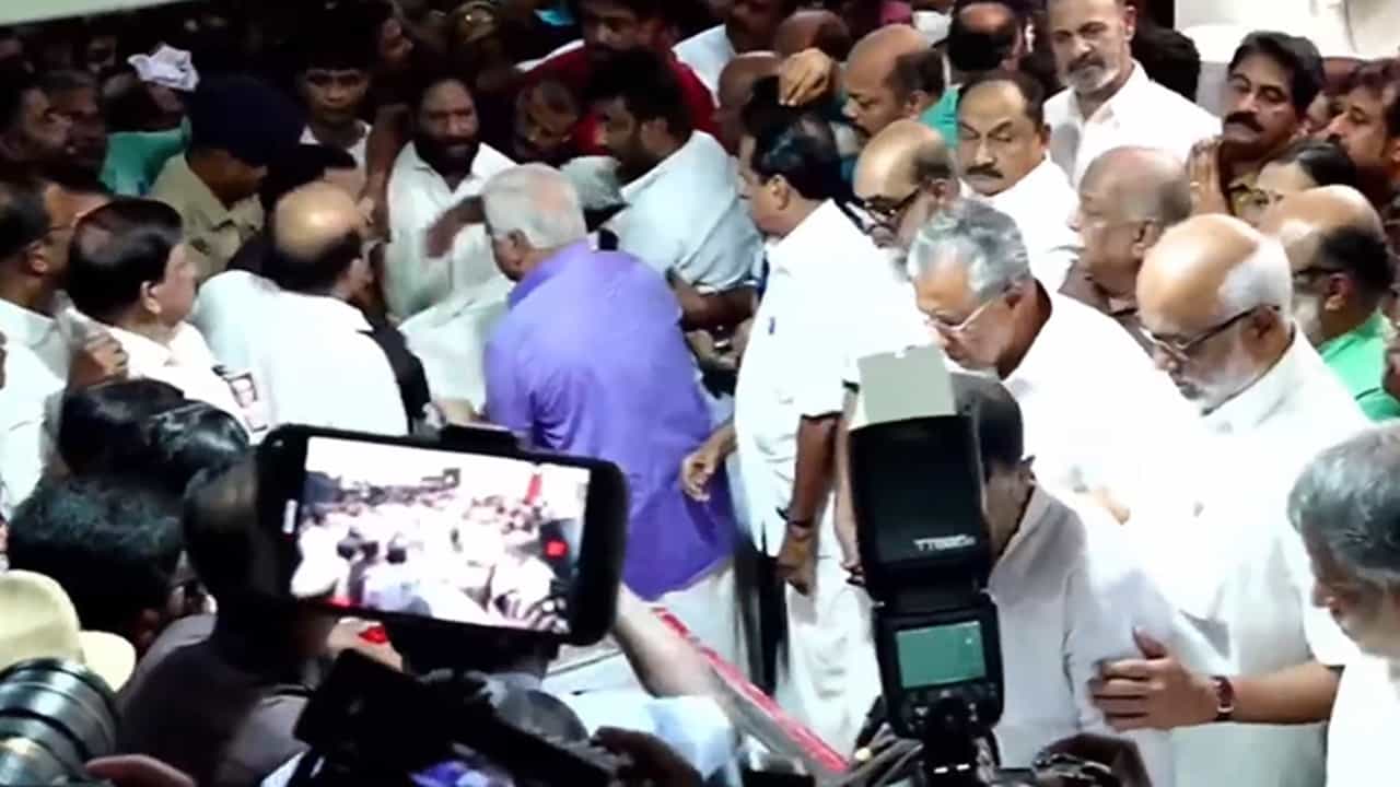 VS Achuthanandan: പ്രിയ നേതാവിനെ ഒരു നോക്ക് കാണാന്‍ ഒഴുകിയെത്തി ജനസാഗരം; വിഎസിന്റെ മൃതദേഹം എകെജി സെന്ററിലെത്തിച്ചു