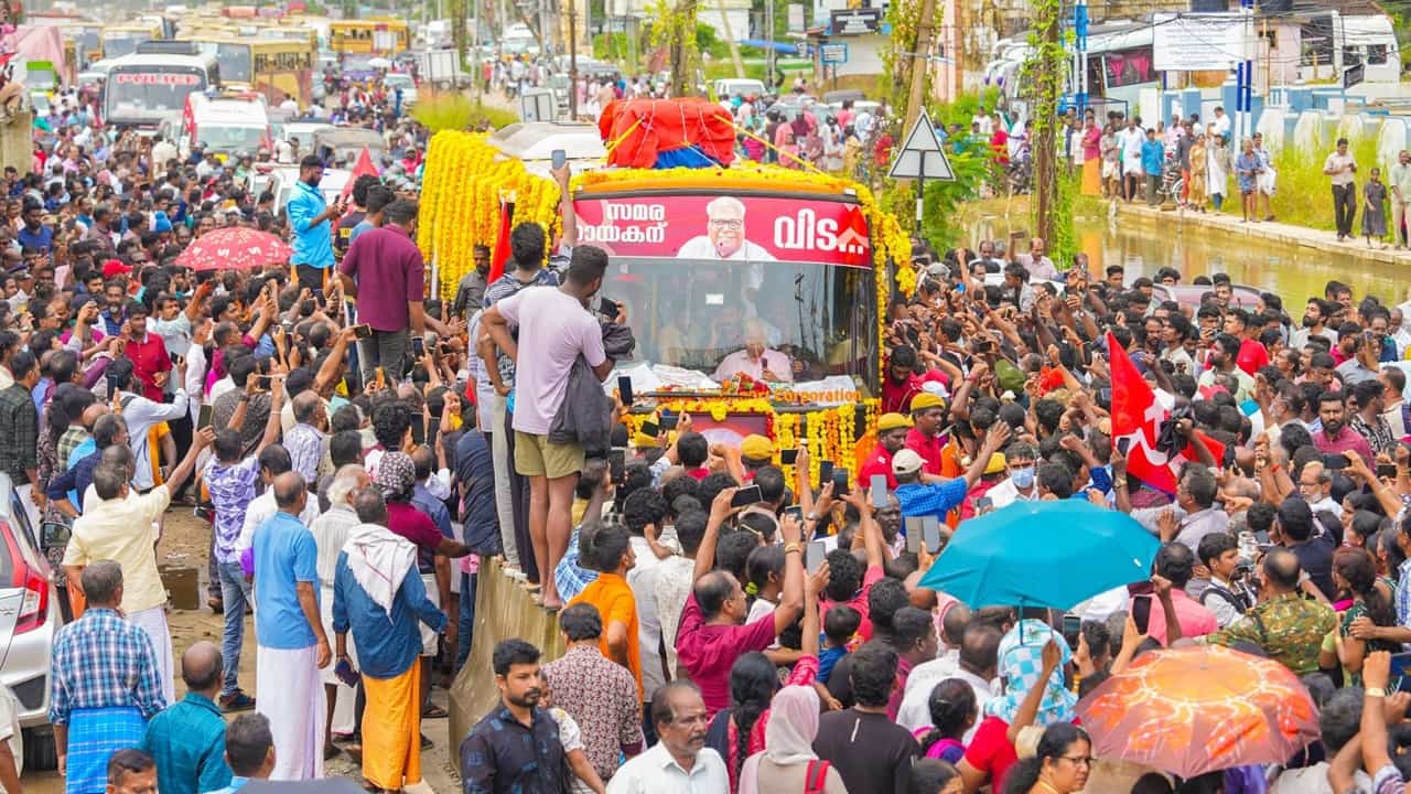 VS Achuthanandan: ആര്‍ത്തലച്ച് ആള്‍ക്കടല്‍; പാര്‍ട്ടി ഓഫീസില്‍ നിന്നും വിഎസ് പടിയിറങ്ങി; വിലാപയാത്ര റിക്രിയേഷന്‍ ഗ്രൗണ്ടിലെത്തി