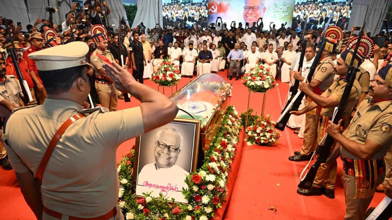 VS Achuthanandan funeral: അഗ്നിനാളങ്ങള്‍ ഏറ്റുവാങ്ങി, വിഎസ് ഇനി അസ്തമിക്കാത്ത വിപ്ലവസൂര്യന്‍