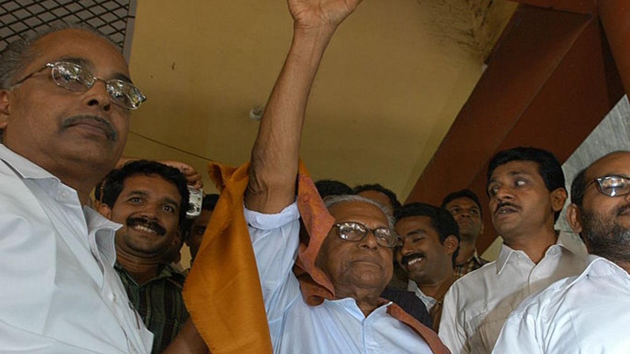 മിച്ചഭൂമി സമരങ്ങളിലും പട്ടയസമരങ്ങളിളിലും നഴ്സുമാമാരുടെ സമരങ്ങളിലും ഒക്കെ വിഎസ് പലകാലത്തായി പങ്കാളിയായിരുന്നു. കുടിയൊഴിപ്പിക്കലിനെതിരായ സമരങ്ങളിലൂടെയും തൊഴിലാളി-സർവീസ് മേഖലയിലെ സമരങ്ങളിലൂടെയും ഒക്കെ അദ്ദേഹം നീതിക്കായി പോരാടി.