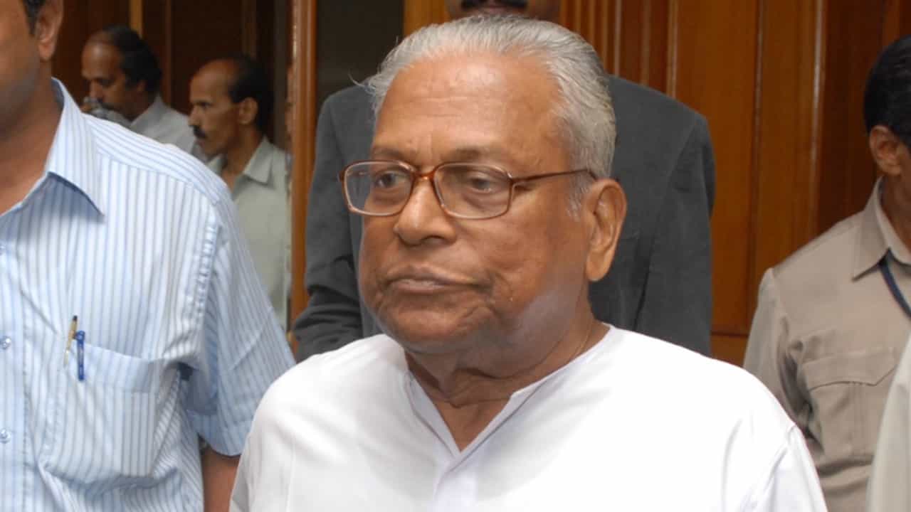 VS Achuthanandan: വിഎസ് അച്യുതാനന്ദന് ഗുരുതരാവസ്ഥയില് തന്നെ, ആരോഗ്യനിലയില് പുതിയ വിവരം VS Achuthanandan: വിഎസ് അച്യുതാനന്ദന് ഗുരുതരാവസ്ഥയില് തന്നെ, ആരോഗ്യനിലയില് പുതിയ വിവരം