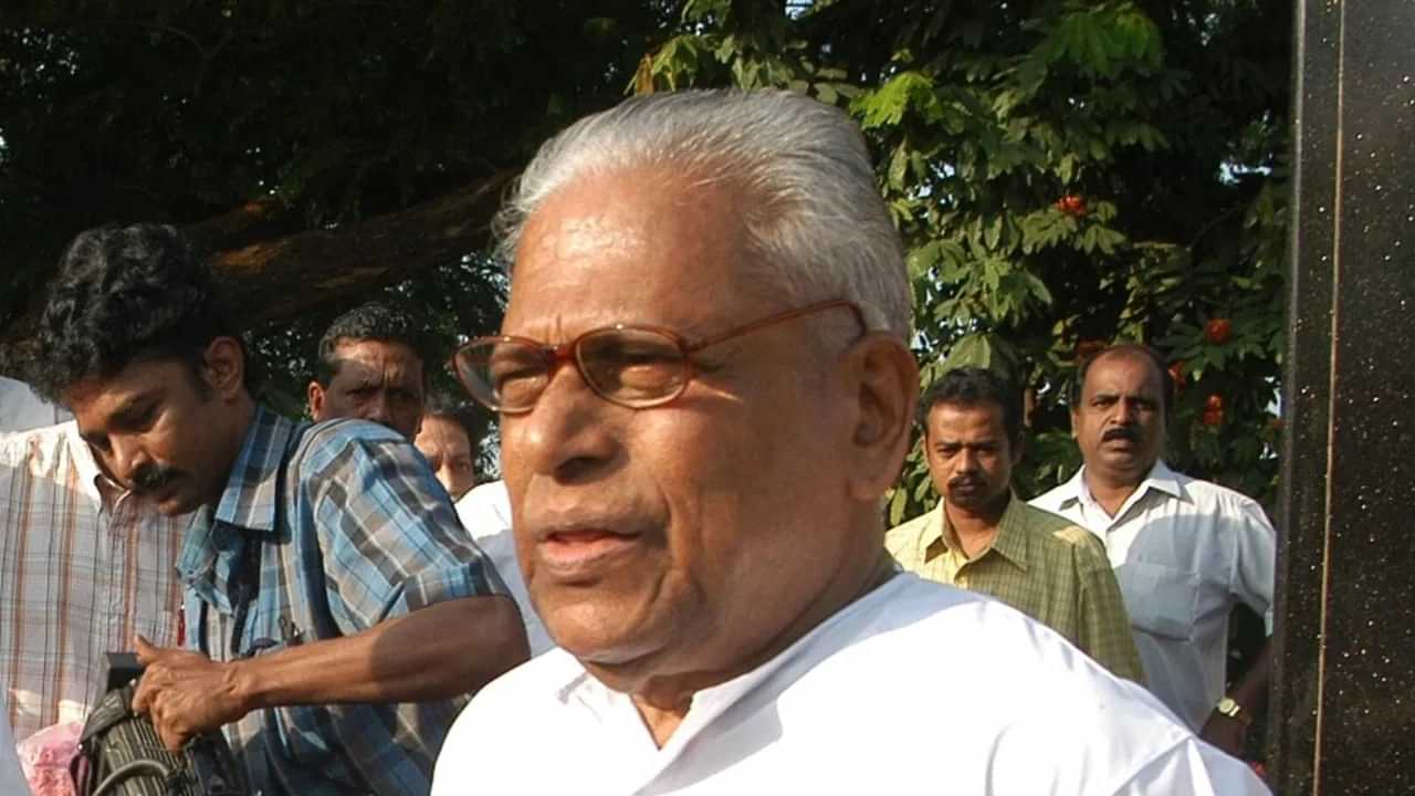 VS Achuthanandan: ആരോഗ്യനിലയില് മാറ്റമില്ല, വിഎസ് ഗുരുതരാവസ്ഥയില് തുടരുന്നു, മെഡിക്കല് ബുള്ളറ്റിന് VS Achuthanandan: ആരോഗ്യനിലയില് മാറ്റമില്ല, വിഎസ് ഗുരുതരാവസ്ഥയില് തുടരുന്നു, മെഡിക്കല് ബുള്ളറ്റിന്
