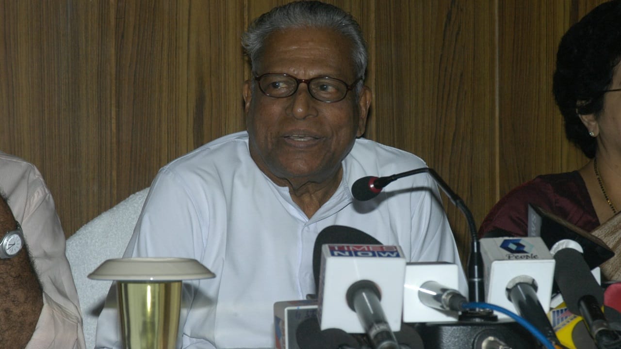 1996-97 കാലത്ത് മാങ്കൊമ്പില്‍ വിഎസിന്റെ നേതൃത്വത്തില്‍ നടന്ന വെട്ടിനിരത്തില്‍ സമരവും ഏറെ ചർച്ചകൾക്ക് വഴിയൊരുക്കി. നെല്‍പ്പാടം നികത്തി ലാഭകരമായ ഇതര കൃഷികളിലേക്ക് ഭൂവുടമകള്‍ തിരിയുന്നതിനെതിരെ ആയിരുന്നു പ്രധാനമായും ഈ സമരം. ഇതോടെ കർഷക തൊഴിലാളികൾക്ക് ജോലി നഷ്‌ടമാവുന്ന സാഹചര്യം ഉണ്ടാവുകയായിരുന്നു.
