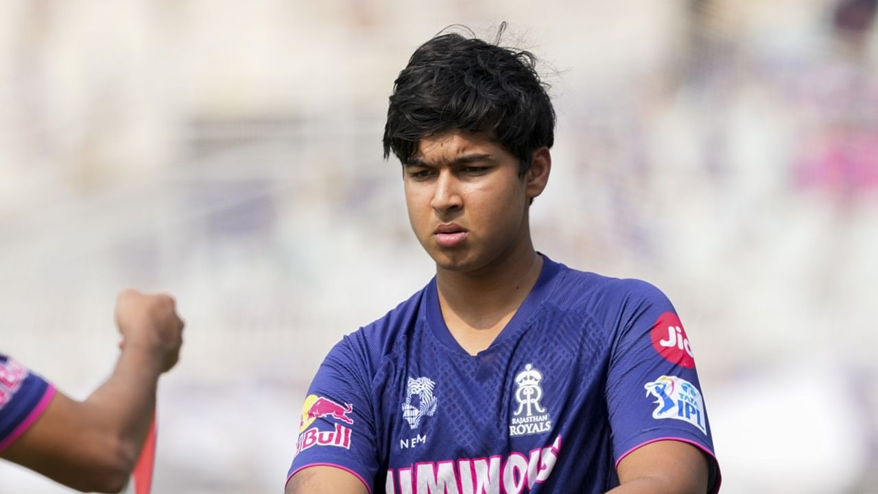 വീണ്ടും റെക്കോഡ് സ്വന്തമാക്കി വൈഭവ് സൂര്യവംശി. ഇന്ത്യ-ഇംഗ്ലണ്ട് അണ്ടര്‍ 19 മത്സരത്തിലാണ് നേട്ടം. ഇത്തവണ ബാറ്റ് കൊണ്ടല്ല, പന്ത് ഉപയോഗിച്ചാണ് വൈഭവ് റെക്കോഡ് കരസ്ഥമാക്കിയത് (Image Credits: PTI)