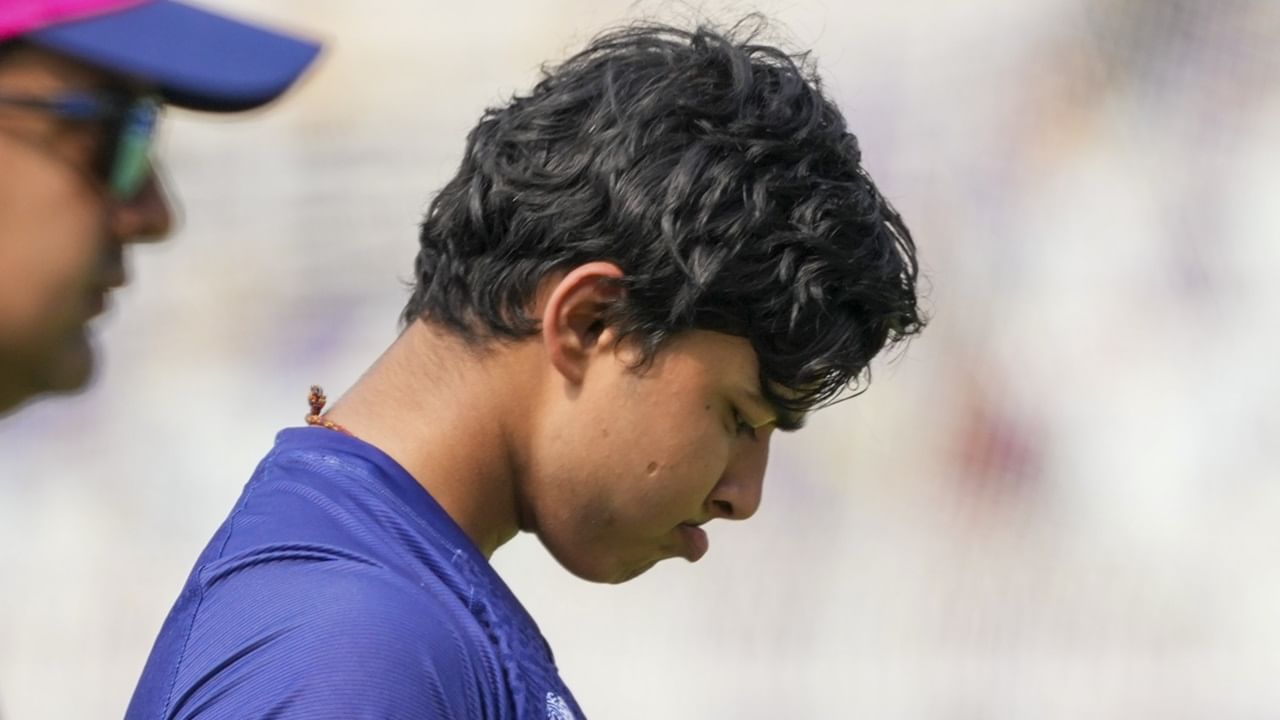 ആദ്യ യൂത്ത് ടെസ്റ്റിലാണ് താരം മിന്നും നേട്ടം സ്വന്തം പേരില്‍ എഴുതിച്ചേര്‍ത്തത്. യൂത്ത് ടെസ്റ്റ് ചരിത്രത്തില്‍ വിക്കറ്റ് നേടുന്ന ഏറ്റവും പ്രായം കുറഞ്ഞ ഇന്ത്യക്കാരനെന്ന നേട്ടമാണ് വൈഭവ് സ്വന്തമാക്കിയത്. ലെഫ്റ്റ് ആം ഓര്‍ത്തഡോക്‌സ് സ്പിന്നറായ താരം 45-ാം ഓവറിലാണ് വിക്കറ്റ് നേടിയത്.