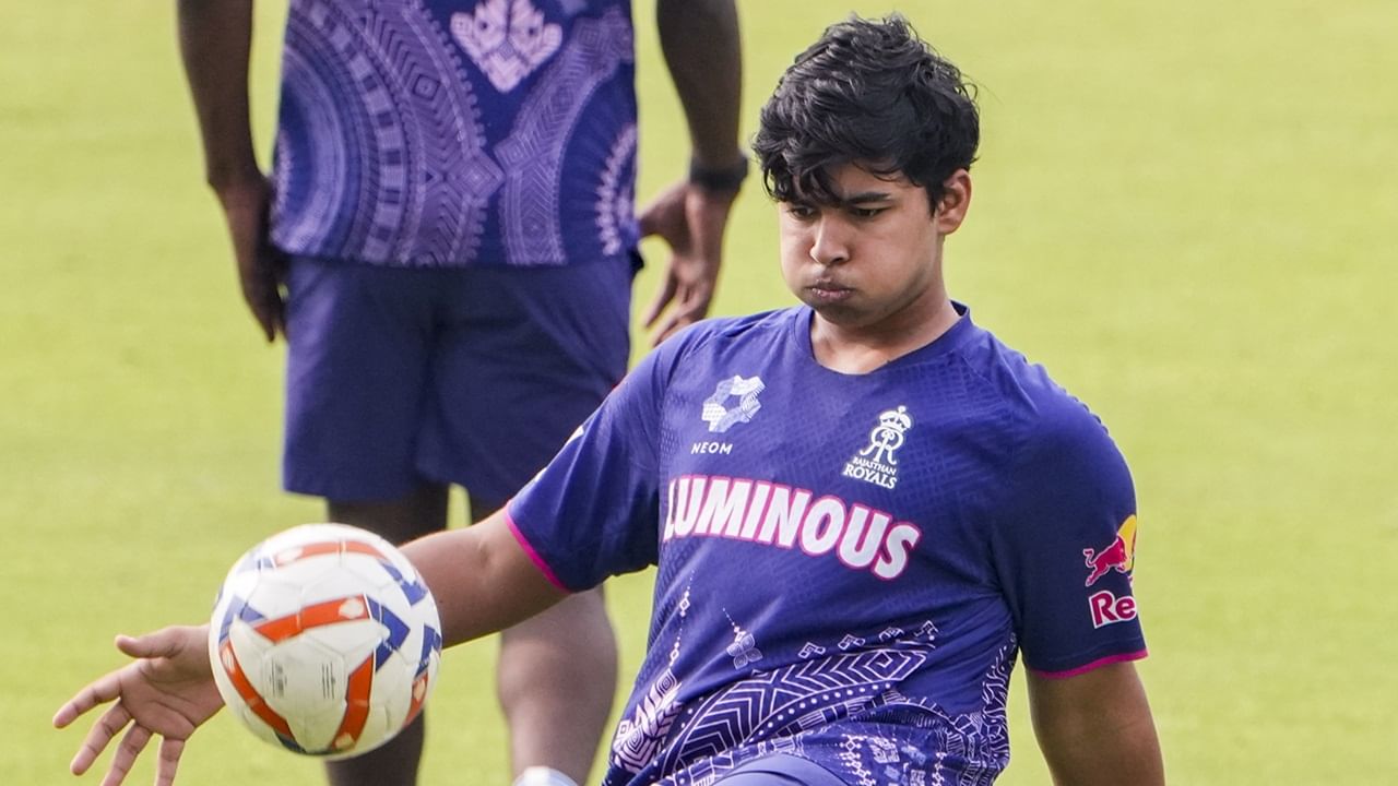 ഓവറിലെ അവസാന പന്തില്‍ വൈഭവ് ഫുള്‍ ടോസ് എറിഞ്ഞു. ലോങ് ഓഫിലൂടെ ലോഫ്റ്റ് ചെയ്യാനായിരുന്നു ബാറ്ററായ ഷെയ്ക്കിന്റെ ശ്രമം. എന്നാല്‍ ഹെനില്‍ പട്ടേല്‍ മികച്ച രീതിയില്‍ ഇത് ക്യാച്ചെടുത്തു.