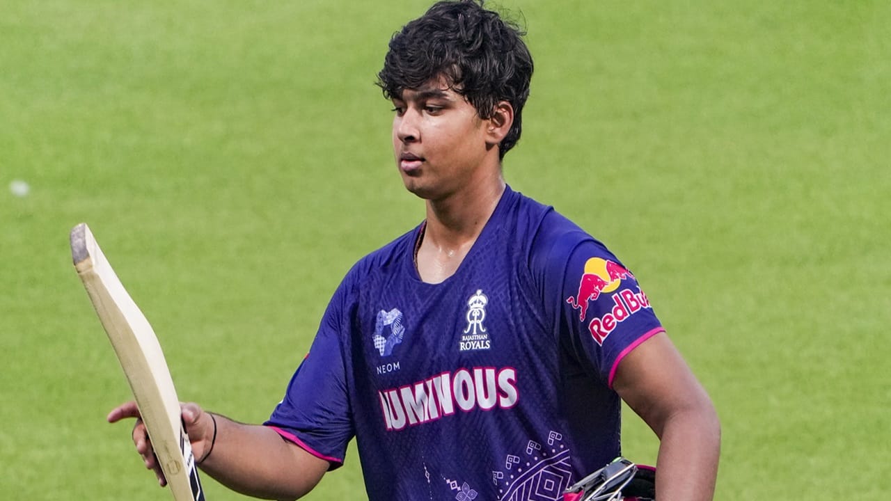 2019ല്‍ ദക്ഷിണാഫ്രിക്കയുടെ മാര്‍ക്കോ ജോണ്‍സണിന്റെ വിക്കറ്റ് നേടി മനീഷി സ്വന്തമാക്കിയ റെക്കോഡാണ് വൈഭവ് പഴങ്കഥയാക്കിയത്. പാകിസ്ഥാന്റെ മഹ്‌മൂദ് മാലിക്കാണ് റെക്കോഡ് പട്ടികയില്‍ മുന്നിലുള്ള വിദേശതാരം. 1994ല്‍ ന്യൂസിലന്‍ഡിനെതിരെ വിക്കറ്റ്  നേടുമ്പോള്‍ വെറും 13 വര്‍ഷവും 241 ദിവസവുമായിരുന്നു താരത്തിന്റെ പ്രായം.