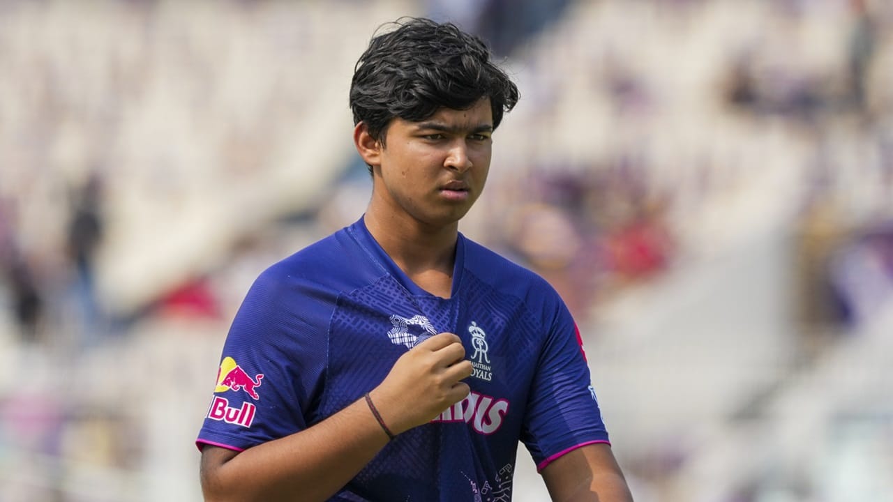 ഏകദിന പരമ്പരയില്‍ ബാറ്റ് കൊണ്ട് താരം മികച്ച പ്രകടനം പുറത്തെടുത്തിരുന്നു. എന്നാല്‍ ടെസ്റ്റിലെ ആദ്യ ഇന്നിങ്‌സില്‍ ബാറ്റു കൊണ്ട് തിളങ്ങാന്‍ താരത്തിന് സാധിച്ചില്ല. 13 പന്തില്‍ 14 റണ്‍സെടുത്ത് വൈഭവ് പുറത്തായി.