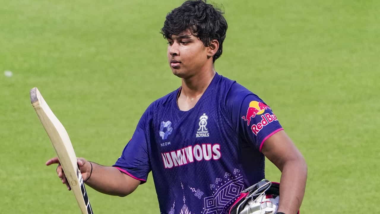 Vaibhav Suryavanshi: വൈഭവ് എന്നാ സുമ്മാവാ ! അണ്ടര് 19 ക്രിക്കറ്റില് തകര്പ്പന് സെഞ്ചുറി Vaibhav Suryavanshi: വൈഭവ് എന്നാ സുമ്മാവാ ! അണ്ടര് 19 ക്രിക്കറ്റില് തകര്പ്പന് സെഞ്ചുറി