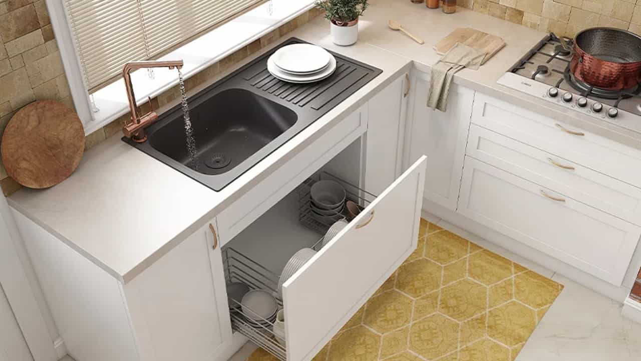 Vastu Tips Malayalam: അടുക്കളയിൽ ഈ രണ്ട് പാത്രങ്ങൾ തലകീഴായി വയ്ക്കരുത്; ദാരിദ്ര്യം വിട്ടുമാറില്ല