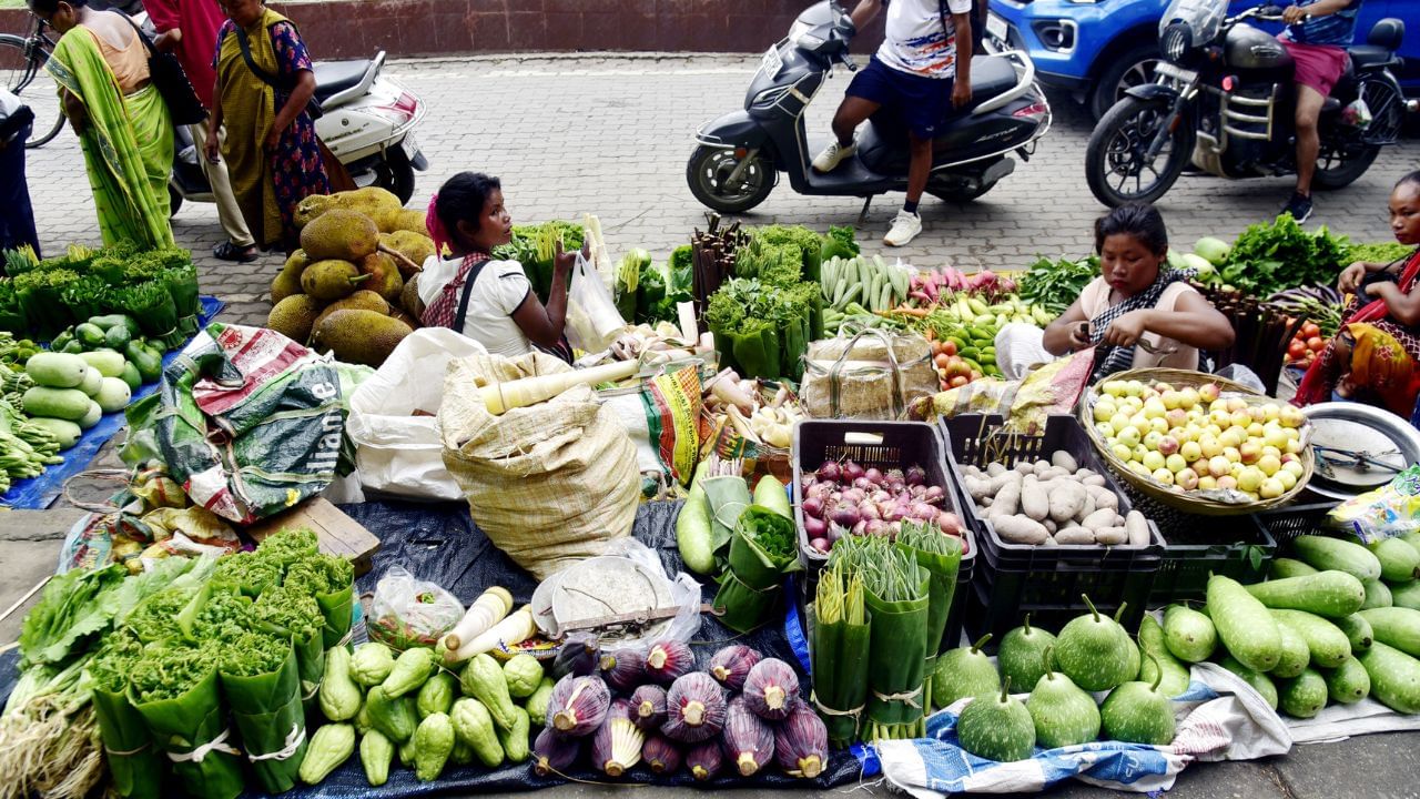 പച്ചകറികള്‍ കഴിക്കാന്‍ എല്ലാവര്‍ക്കും ഇഷ്ടമാണ്. എന്നാല്‍ കഴിക്കാനായി നമ്മള്‍ വാങ്ങിക്കുന്ന പല പച്ചക്കറികളും മാരകമായ വിഷം അടങ്ങിയിരിക്കുന്നുവെന്നാണ് വിവരം. പാകം ചെയ്യാന്‍ ഉപയോഗിക്കുന്നതിന് മുമ്പ് പച്ചക്കറികളില്‍ നിന്നും വിഷാംശം നീക്കം ചെയ്യുന്നത് എങ്ങനെയെന്ന് നിങ്ങള്‍ക്കറിയാമോ? (Image Credits: PTI)