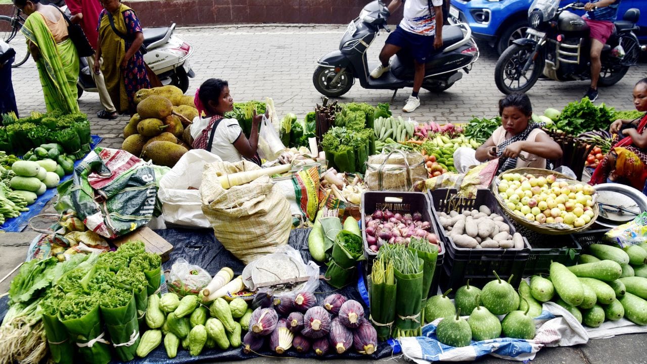 പച്ചകറികള് കഴിക്കാന് എല്ലാവര്ക്കും ഇഷ്ടമാണ്. എന്നാല് കഴിക്കാനായി നമ്മള് വാങ്ങിക്കുന്ന പല പച്ചക്കറികളും മാരകമായ വിഷം അടങ്ങിയിരിക്കുന്നുവെന്നാണ് വിവരം. പാകം ചെയ്യാന് ഉപയോഗിക്കുന്നതിന് മുമ്പ് പച്ചക്കറികളില് നിന്നും വിഷാംശം നീക്കം ചെയ്യുന്നത് എങ്ങനെയെന്ന് നിങ്ങള്ക്കറിയാമോ? (Image Credits: PTI)