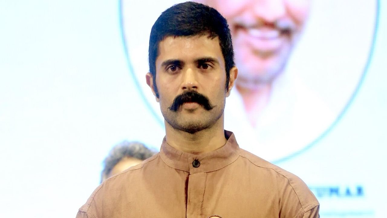 കിങ്ഡം കെജിഎഫ് അല്ല. സംവിധായകൻ ഗൗതം തിന്നാനുരിയുടെ സിഗ്നേച്ചർ സിനിമയാണ് ഇതെന്നും, ഒരു ആക്ഷന് ഡ്രാമയാണ് ഈ സിനിമയെന്നുമായിരുന്നു താരത്തിന്റെ വെളിപ്പെടുത്തല്. ചിത്രത്തിന്റെ സംഗീത സംവിധായകനായ അനിരുദ്ധിനെക്കുറിച്ചും വിജയ് ദേവരകൊണ്ട സംസാരിച്ചിരുന്നു (Image Credits: facebook.com/TheDeverakonda)